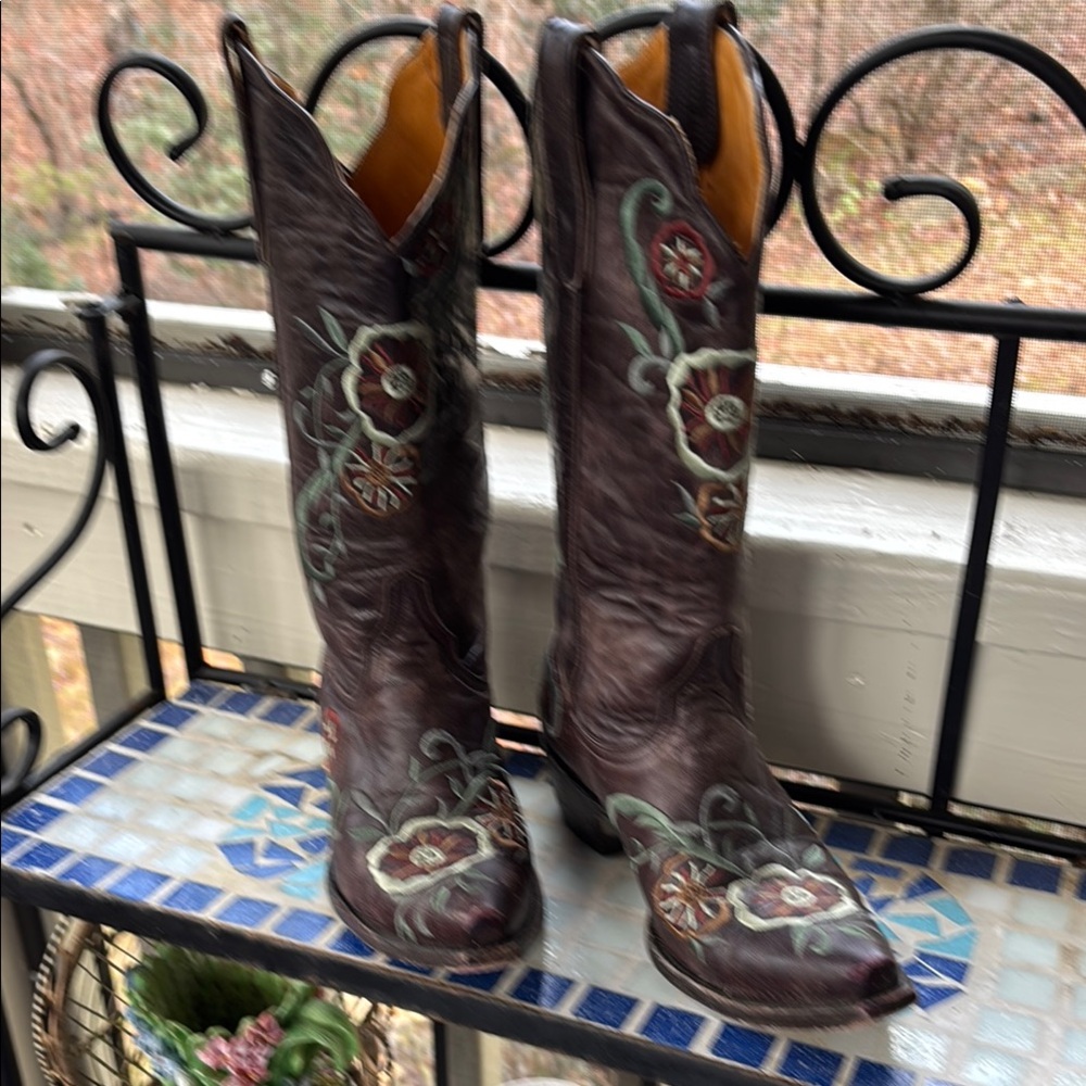 Ole Gringo. Brown and Green Heeled Boots with Intricate Stitching